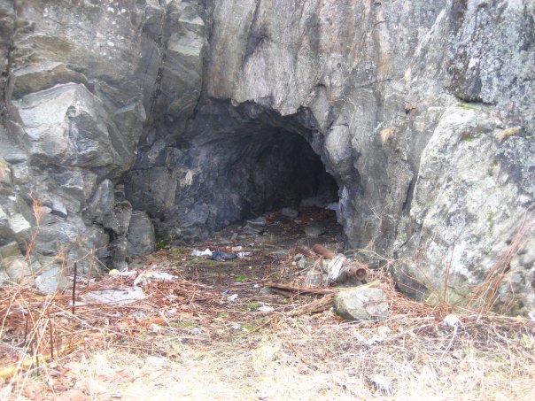 Inngangen til tunellen som var i bruk som lager, inne i &amp;quot;Storemikkelen&amp;quot;.