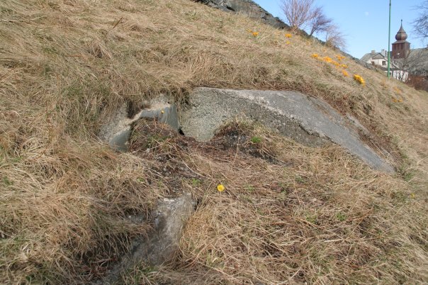 Her ser vi rester etter inngangspartiet til en tunell av større type som lå inne i Storhaugen. Selveste inngangen til tunellen ble gjenfylt i 1947/48, men har i senere år kommet til syne igjen. Ligger i den sørlige siden på Storhaugen.