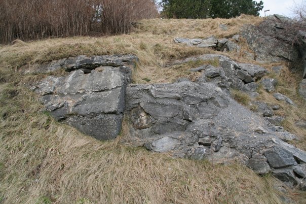 Dekningsbunker i betong, delvis innskutt i den sørvestlige delen av Storhaugen. Gjenstøpt!