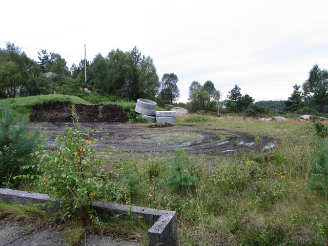 Tatt fra der hvor døren gikk inn til standplass i nord.<br />Tomten er helt &quot;ren&quot;. Ikke spor etter rivning, brann eller grunnmur for den slags skyld.  Så den er vel flyttet ...<br />Bildet er tatt fra &quot;inngang&quot; til standplass 32 V 295629 659240