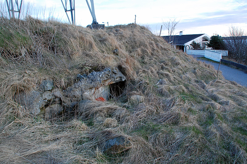 Delvis nedgravd MG-bunker med skuddfelt mot ferjen.