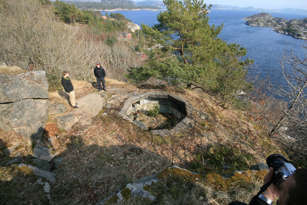 Rett bortfor kasematten finner vi en litt malplassert stilling for 5cm KwK