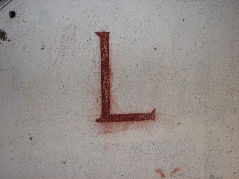 Ved flere av utgangene er det malt en L på veggen.