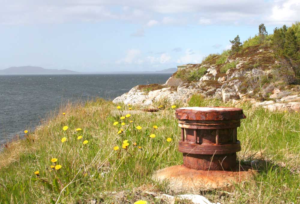 Ventilasjonsrør fra torpedobunkeren på Sørvikneset i Trondheimsfjorden