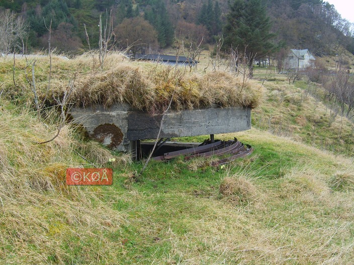 KO bunker, mellom nr.3 og 4 stilling for 10,5cm. Nr.3 er overgravd og ein ser berre såvidt omriss av denne.