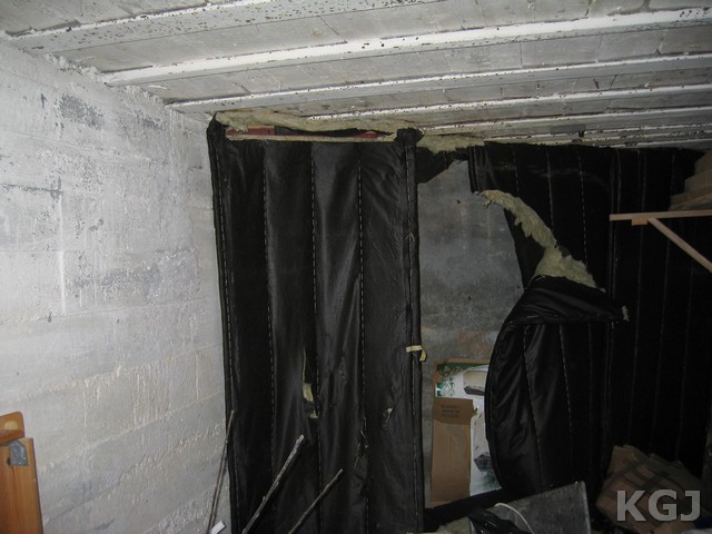 Innerste rom, bak leka veggen (og isolasjonen) har vert trapper opp til utgang ved tidligere innfartsvei.