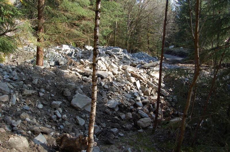 Der hvor den mystiske &amp;quot;ruinen&amp;quot; ligger er det i dag en stor steinfyling. Det kan se ut som dette er tenkt benyttet av Skogplanteselskapet, så vi får håpe det forsvinner.