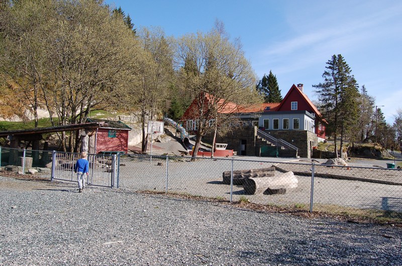 På denne plassen stod det som het Fløistuen, bygget i 1889. Usikker når det ble revet. Huset i bakgrunnen, som nå er barnehage er kraftig på/ombygget.