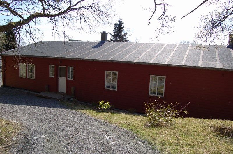 Dette er brakken øverst til venstre i bildet fra 1951. Det er det eneste bygget som gjenstår i tilnærmet original stand, i alle fall utvendig.