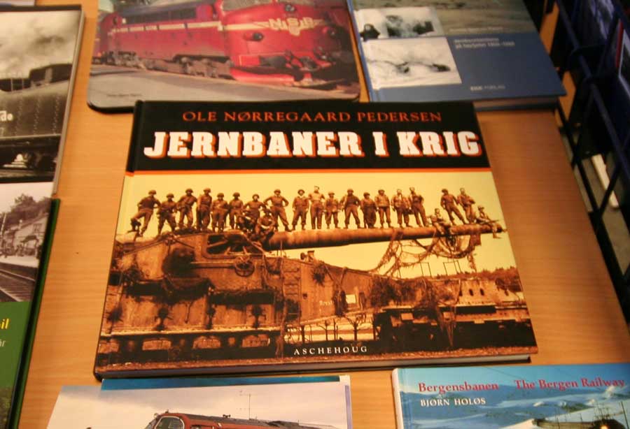 nei nei nei.. boken ser tøff ut på fremsiden.. men etter å ha sett igjenom halve boken så sovnet jeg nesten der og da.
