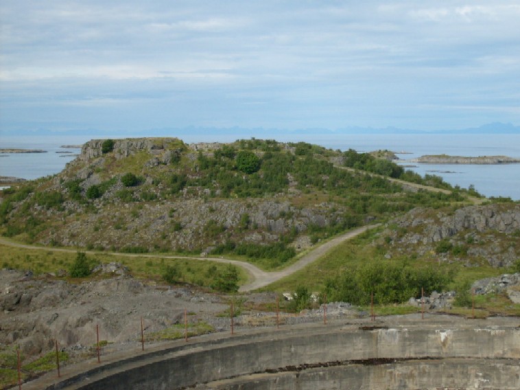 Utsikt fra midtre batt.Taket på kom.bunker litt til venstre bak i bildet: