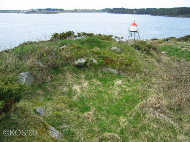 Lyskaster(3) på haugen ved fyrlykten.