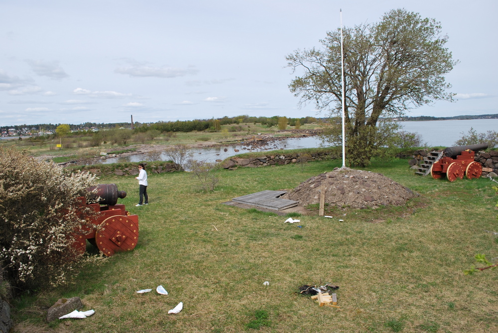 Den tyske bunkeren er under flaggstanga. Pipa på Vallø  i bakgrunn