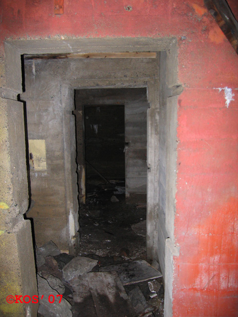 Dette bildet er tatt fra det rommet lengst nord, og viser inngangen (der steinene er på vei inn) og de to sørste rommene.