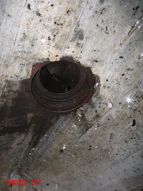 Ser ut som et &amp;quot;vanlig rør&amp;quot; som er støpt inn for ventilasjon - med en av våre vanlige &amp;quot;venner&amp;quot; som sitter midt i.