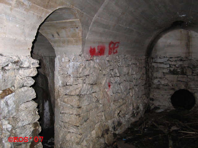 Et ganske stort rom med ventilasjonsrør og nødutgang.<br />Inngang til venstre.