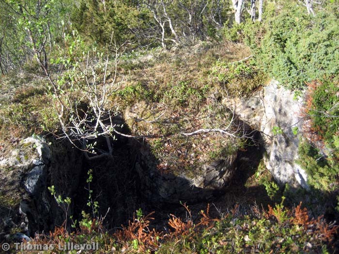 Stor MG-stilling bygd av stein