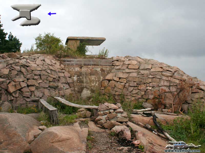 MG bunker ned på stranden. Denne hadde to skyteskårer og dekket stranden  på hver sin side.