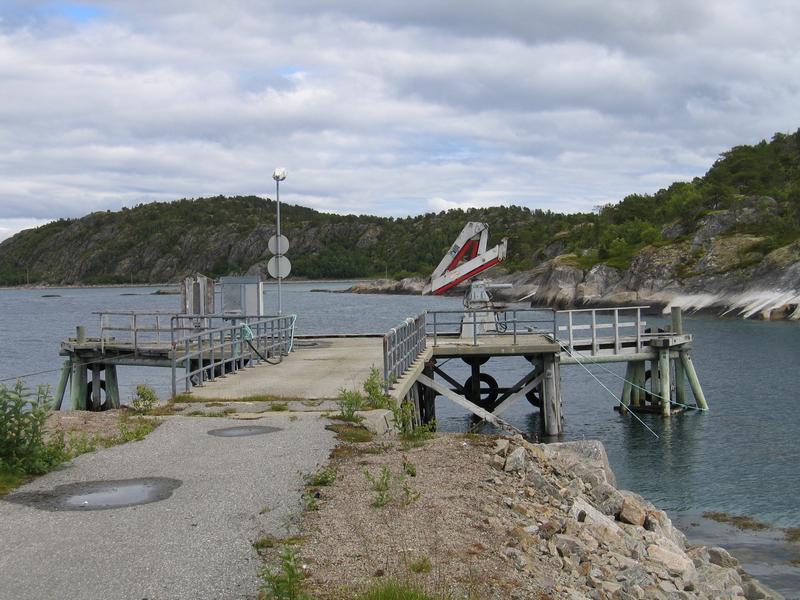 Et bilde av kaien til slutt (E 810042 / N 7608237). Merk &amp;quot;utstikkerne&amp;quot; som ble montert for å kunne ta i mot og levere torpedoer til MTB.
