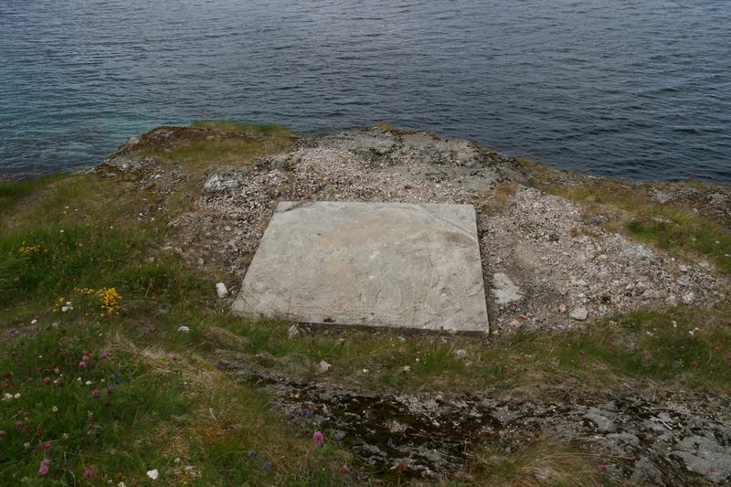 Betongplattingen skjuler en sjakt ned til anlegget. Her sto det en panserkuppel med EO-utrustning: LLTV og laser avstandsmåler (E 809794 / N 7608249).
