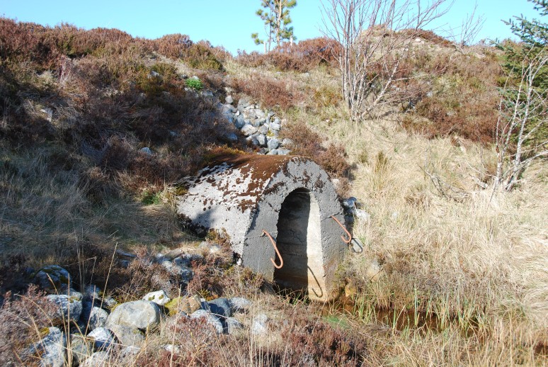 Inngang til tunnel under flyplassen, ved vannet.