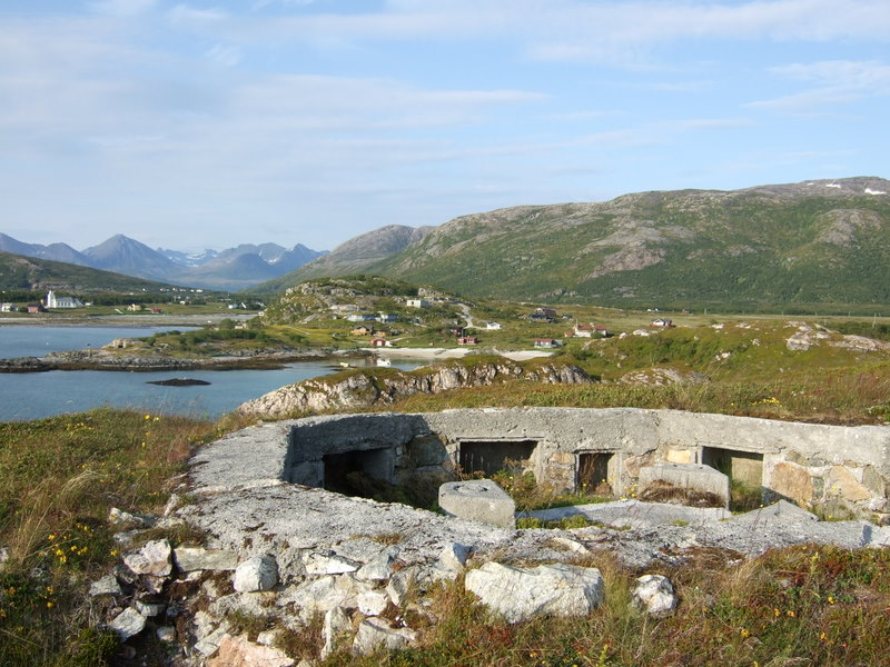 Selve fortet  med kanonstillinger og KO-bunker o.a.  er synlig i bakgrunnen innimellom diverse nye hyttebygg.