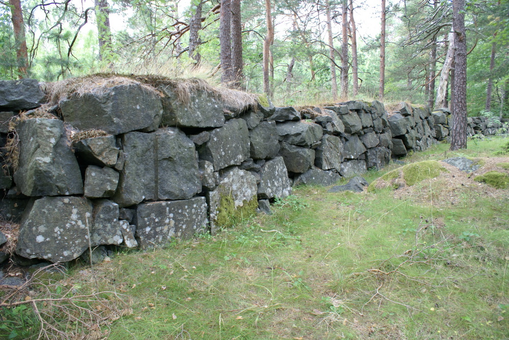 En av to steinmurer med regelmessige rom for en soldat