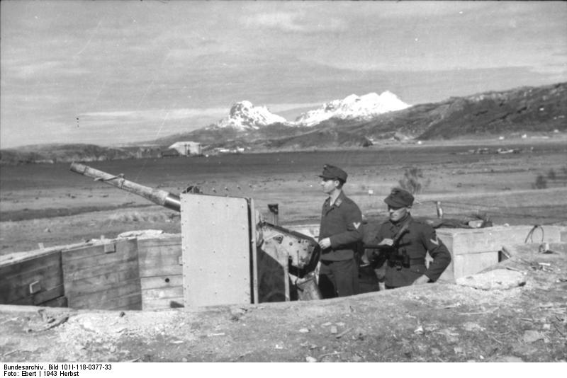 Bundesarchiv_Bild_101I-118-0377-33,_Norwegen,_bei_Bodö,_Küstenbatterie,_Geschütz.jpg