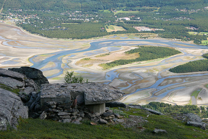 Denne er sansynligvis Norsk, bygget på restene av tysk stilling. Skibotn i bakgrunnen.