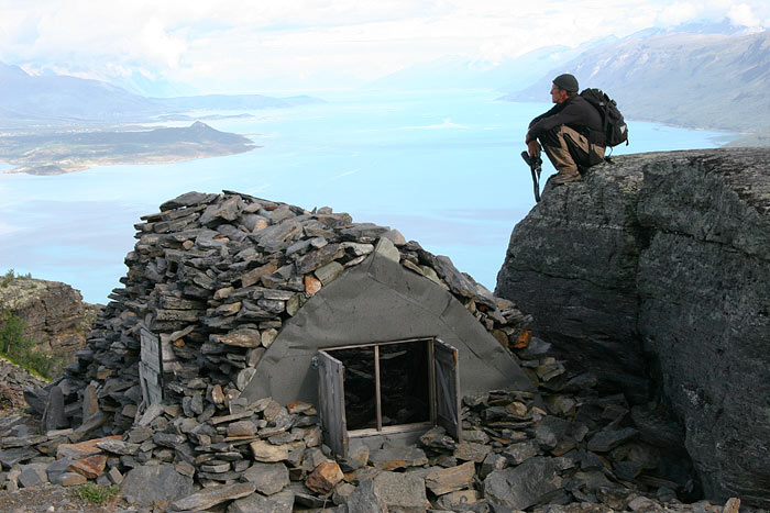 Restaurert tysk oppholdsrom med hyttebok og informasjonshefte om Lyngenlinja og den tragiske faneflukten som de Østerriske alpejegerne gjorde like før freden.