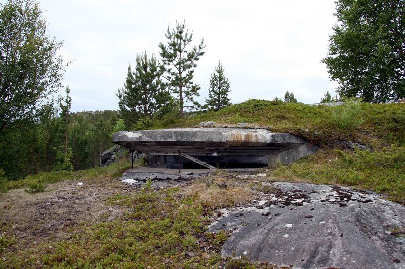 Ildledningsbunker som nok stammer fra den første utbygningen. I forkant er det sprengt ut et stort hull som sikkert var tiltenkt en ny bunker for samme formål.