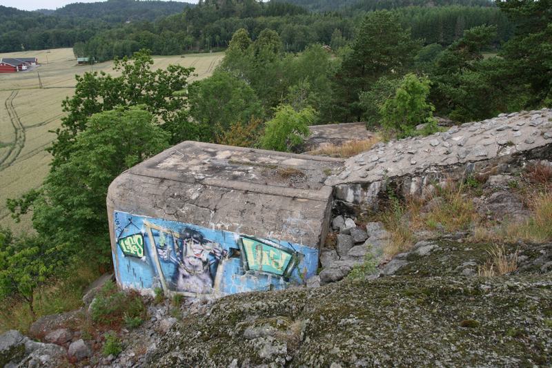 Hovedbunkeren sett fra øst (grafitti er like stygt på gammel som ny betong, men her gjør det jo sitt for at man vanskelig kan overse den fra veien...)