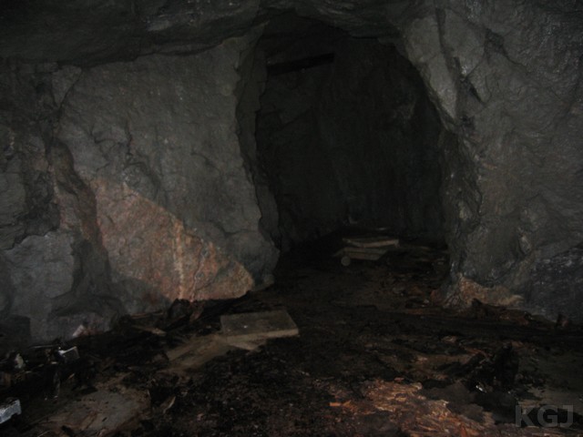 Rommet og tunnel med trapp videre ned til nivå 1