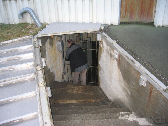 Trapper ned under huset til bunkeren.