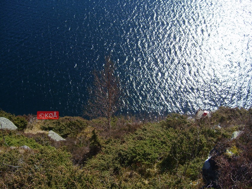 Langt ned... Kan så vidt skimte kaikanten til høyre i bildet.