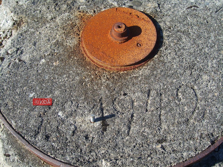 &amp;quot;1942&amp;quot; står skrevet i betongen, altså etter Måløyraidet.