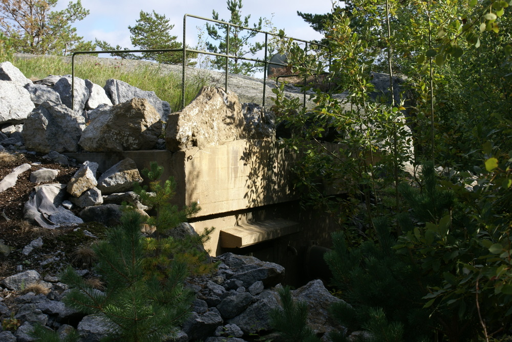 Nyere byggninger, kanskje bygget i en eldre bunkers?