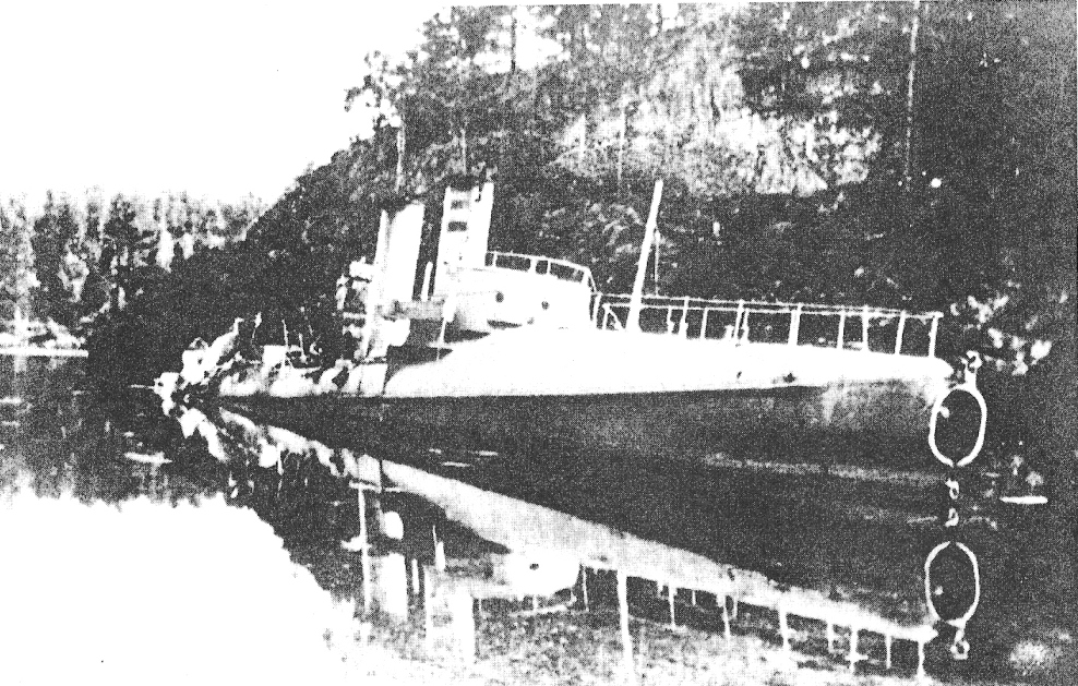 Dette er GRIB, Torpedobåt 2. klasse sprengt og satt på land ved Lyngør. Merk, torpedorør i baugen
