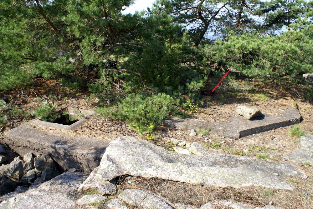Her har det vel stått en radar, oppe på en nedsprengt bunker. Rød strek angir kabelgjenomføringen ned i bunkeren