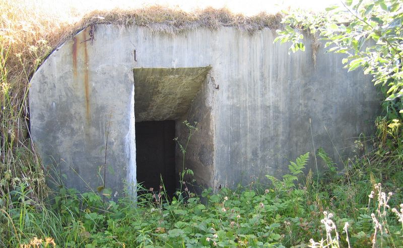 Inngang nr. 1 til bunker nr. 2 (formodentlig hylse og/ eller granatlager - lik den på andre siden av &amp;quot;innkjørselen&amp;quot;?)