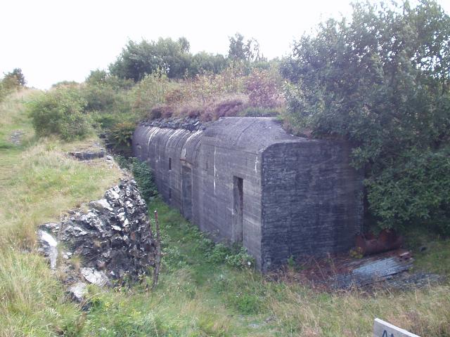 Regelbau 607 ammunisjonsbunker. Godt holdt eksemplar med originale dører og St-merking i inngangene