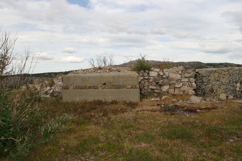 Nyere stilling som kan se ut som en kommandobunker av noe slag, men nyere betong, så neppe ekstysk (lysledestilling el.?)