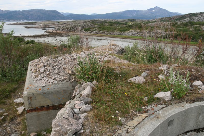 Nyere stilling som kan se ut som en kommandobunker av noe slag, men nyere betong, så neppe ekstysk (lysledestilling el.?)