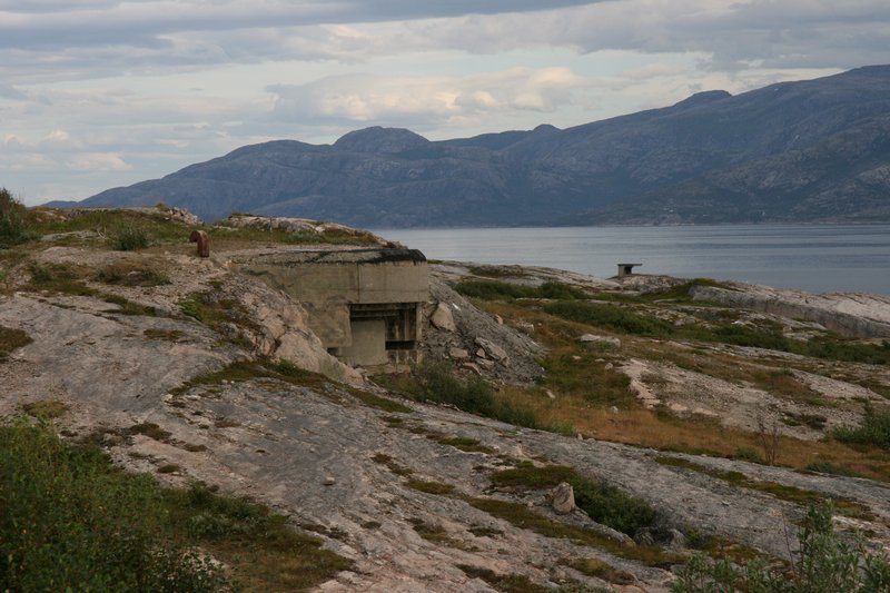 Kanon 3 (lyskasterbunker i bakgrunnen)