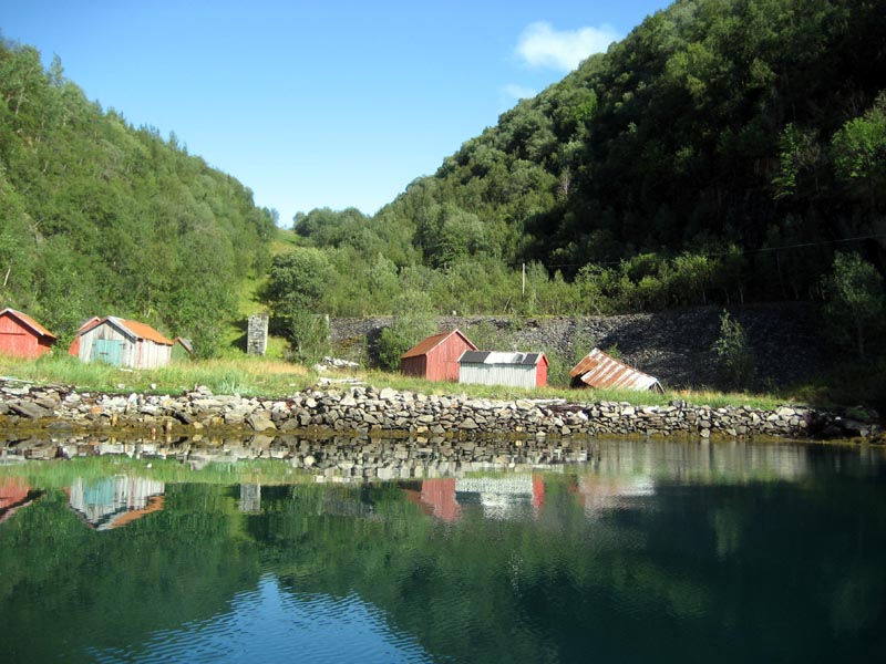 Rester av brubygging, tunnell på både venstre og høyre side.