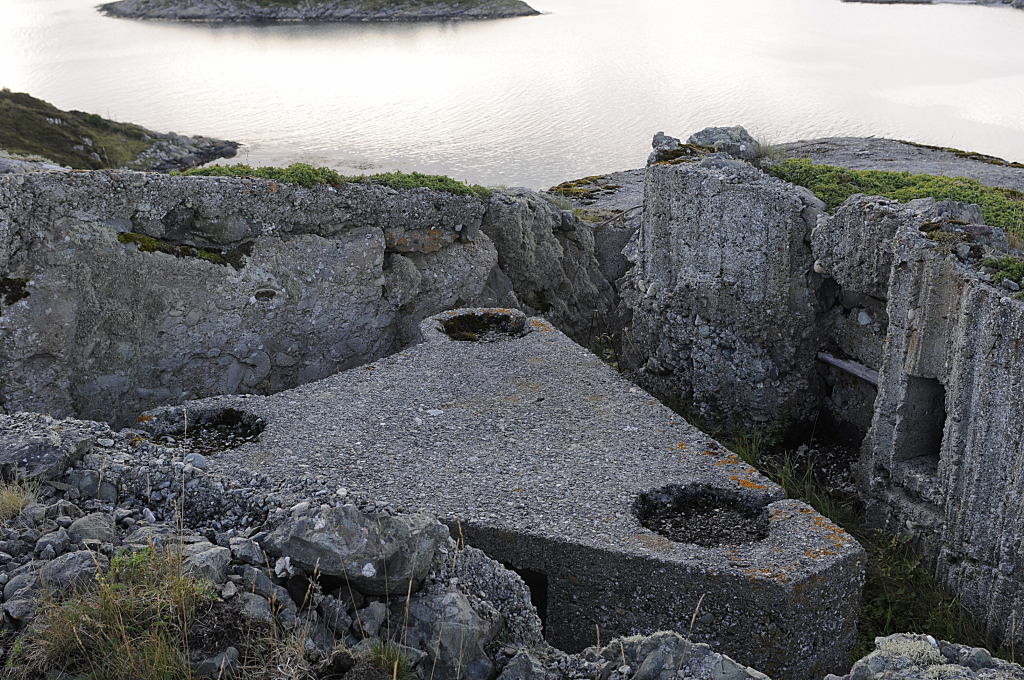 Fundament for LV eller Lyskaster? Nedgang til OP over er i topp, høyre hjørne av bildet