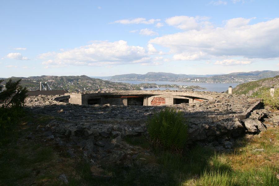 Murpussen faller av i flere av stillingene, og avslører at de er murt opp med teglstein...