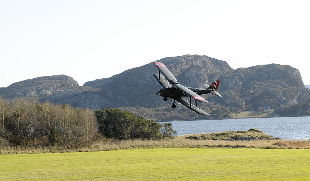 Flyoppvisning med Tiger Moth