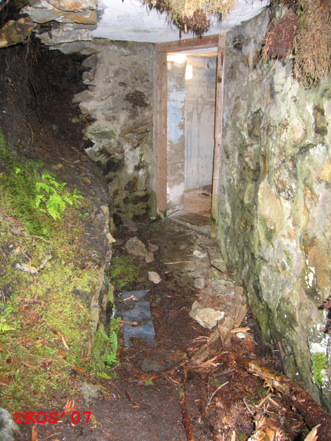 Betong-overbygd inngang.