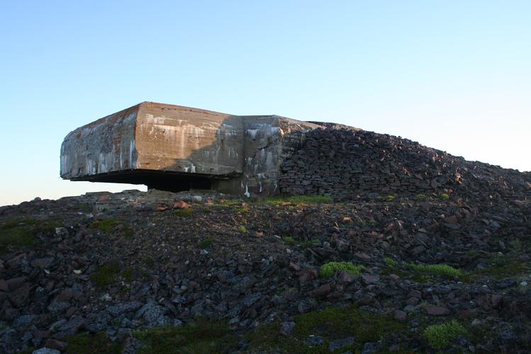 Kommandobunker av type M 178 troner høyt over batteriet med en vanvittig utsikt! Her er absolutt ingen trær, hus eller noe som helst kommet opp siden 1944.